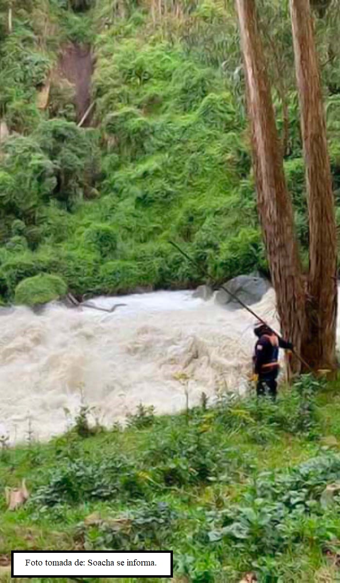 Rescate de joven que cayó al río Bogotá Foto tomada de: Soacha se informa.