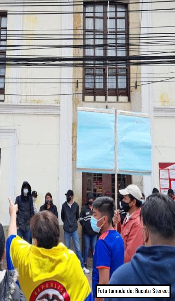 Protestas en frente de la alcaldía de Soacha - Fotografía tomada de: Bacata Stereo