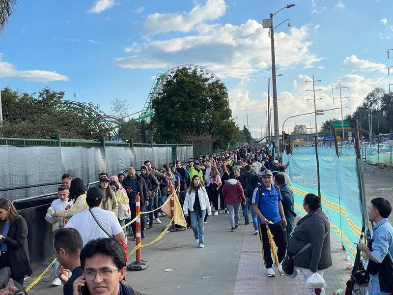 Gente amontonada en la entrada del concierto de Dua Lipa