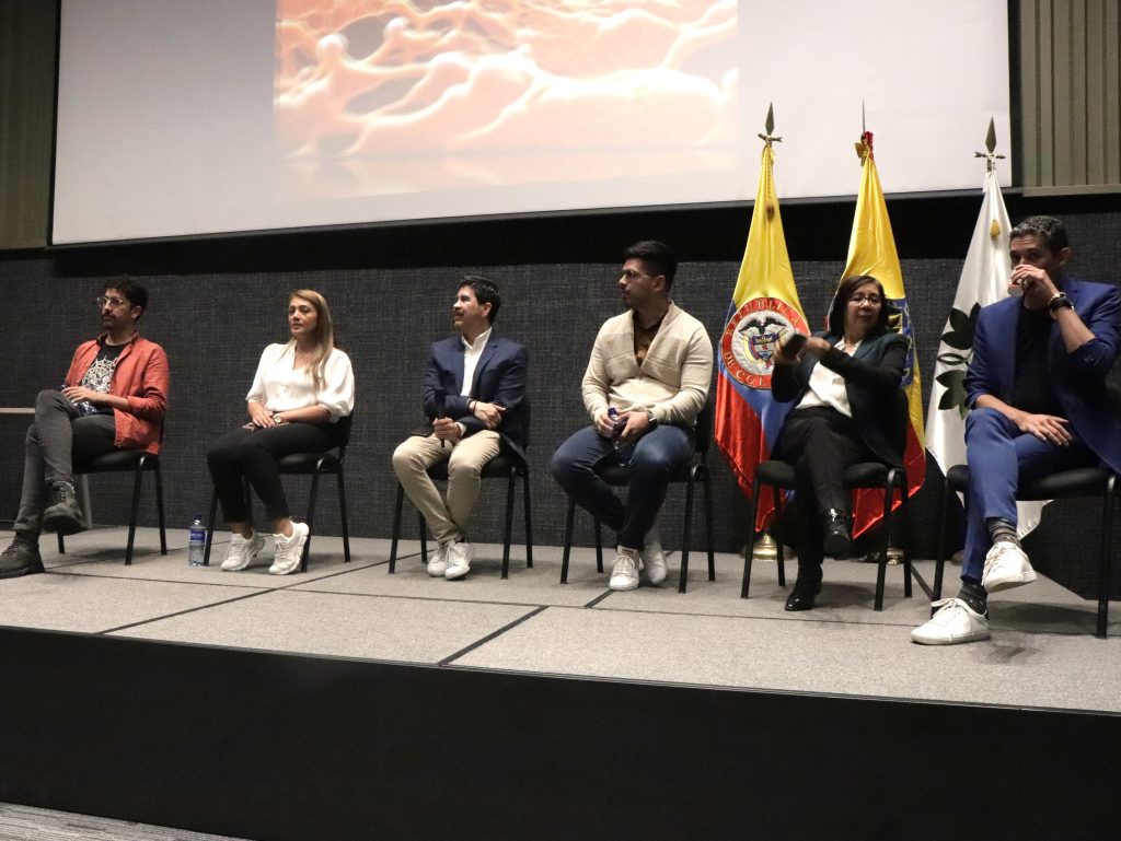 De Izq a Der : Julián Ochoa de Sancho BBDO - Patricia Parra, autora de IA y nosotros - docente César Augusto Atehortúa - Daniel Cante de DDB - Clemencia Cortés AFAP - Jaime Fernando Rivera Sánchez Secretario Académico y de Currículo.