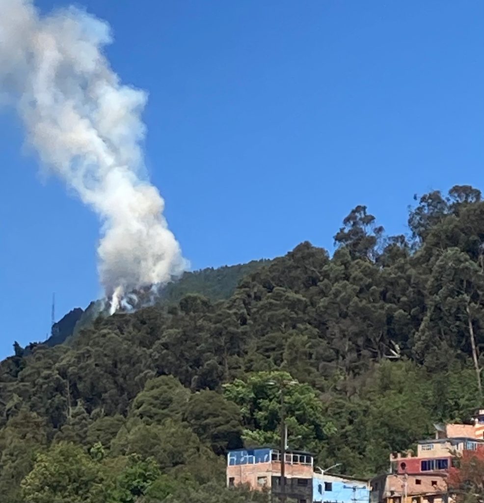 Vista del incendio en el cerro El Cable de Bogotá
