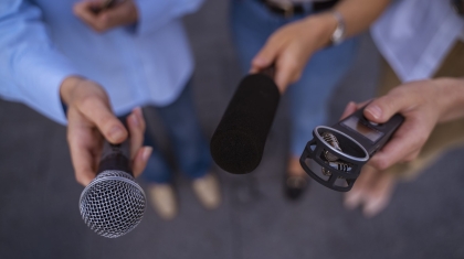 reportero-de-prensa-siguiendo-pistas-en-un-caso