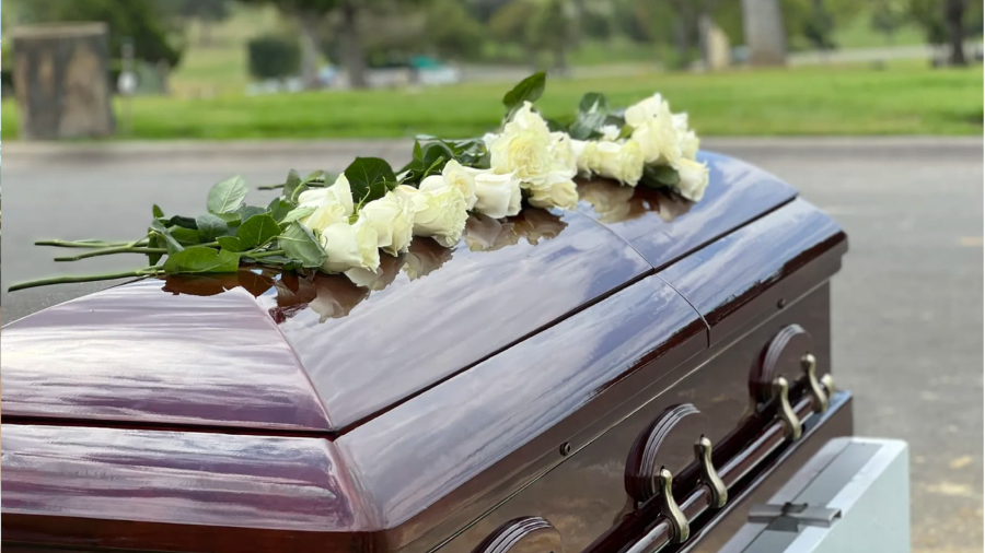 Ataud con flores