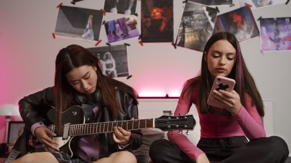 chica-de-vista-frontal-tocando-la-guitarra
