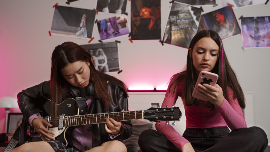 chica-de-vista-frontal-tocando-la-guitarra