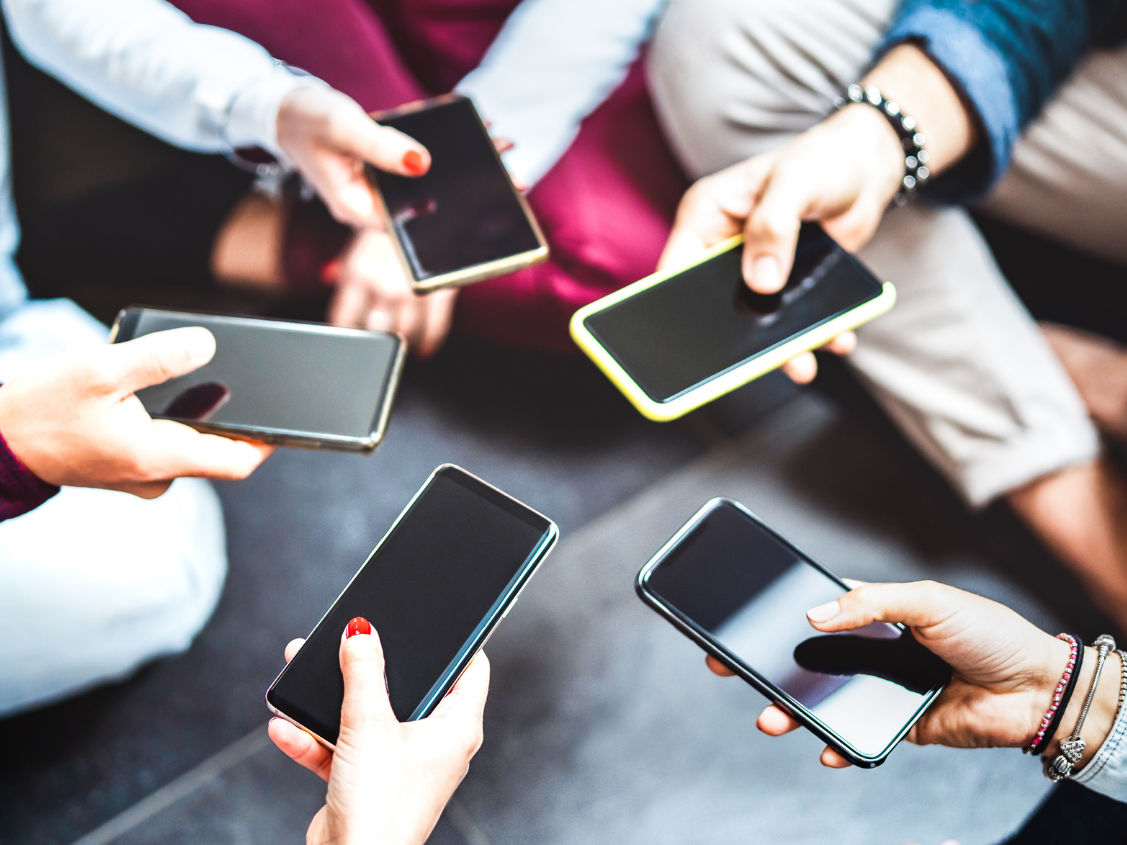 Personas con sus celulares: infoxicación