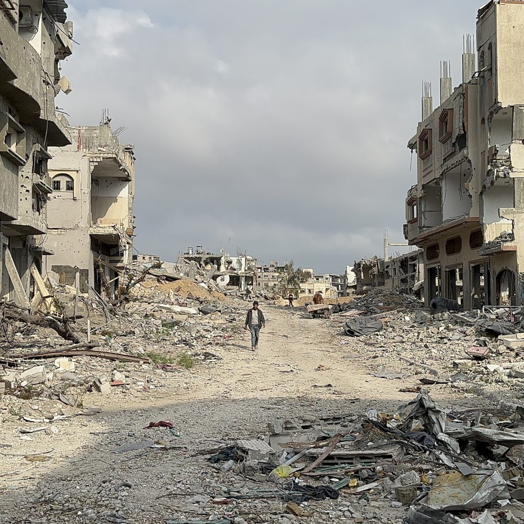 Persona caminando entre las ruinas de Gaza por el conflicto