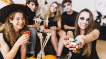 fiesta-de-halloween-con-ojos-esqueletos-y-falsos