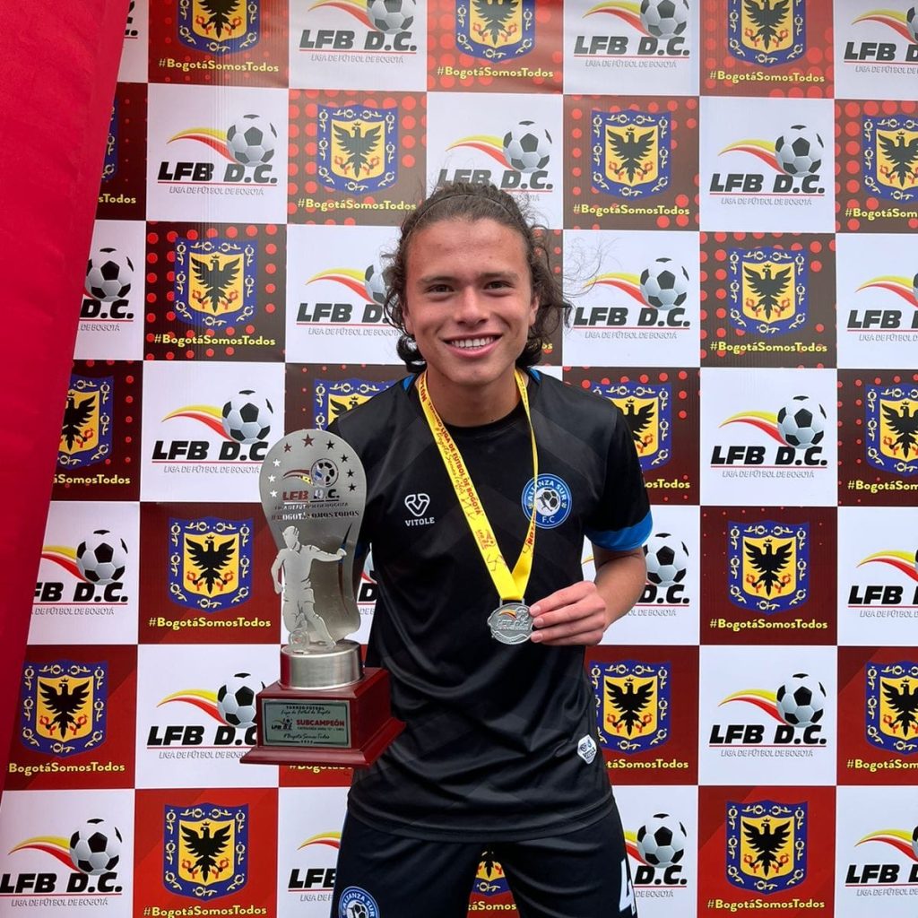 Juan Espitia posando con el trofeo de la Liga de Fútbol de Bogota
