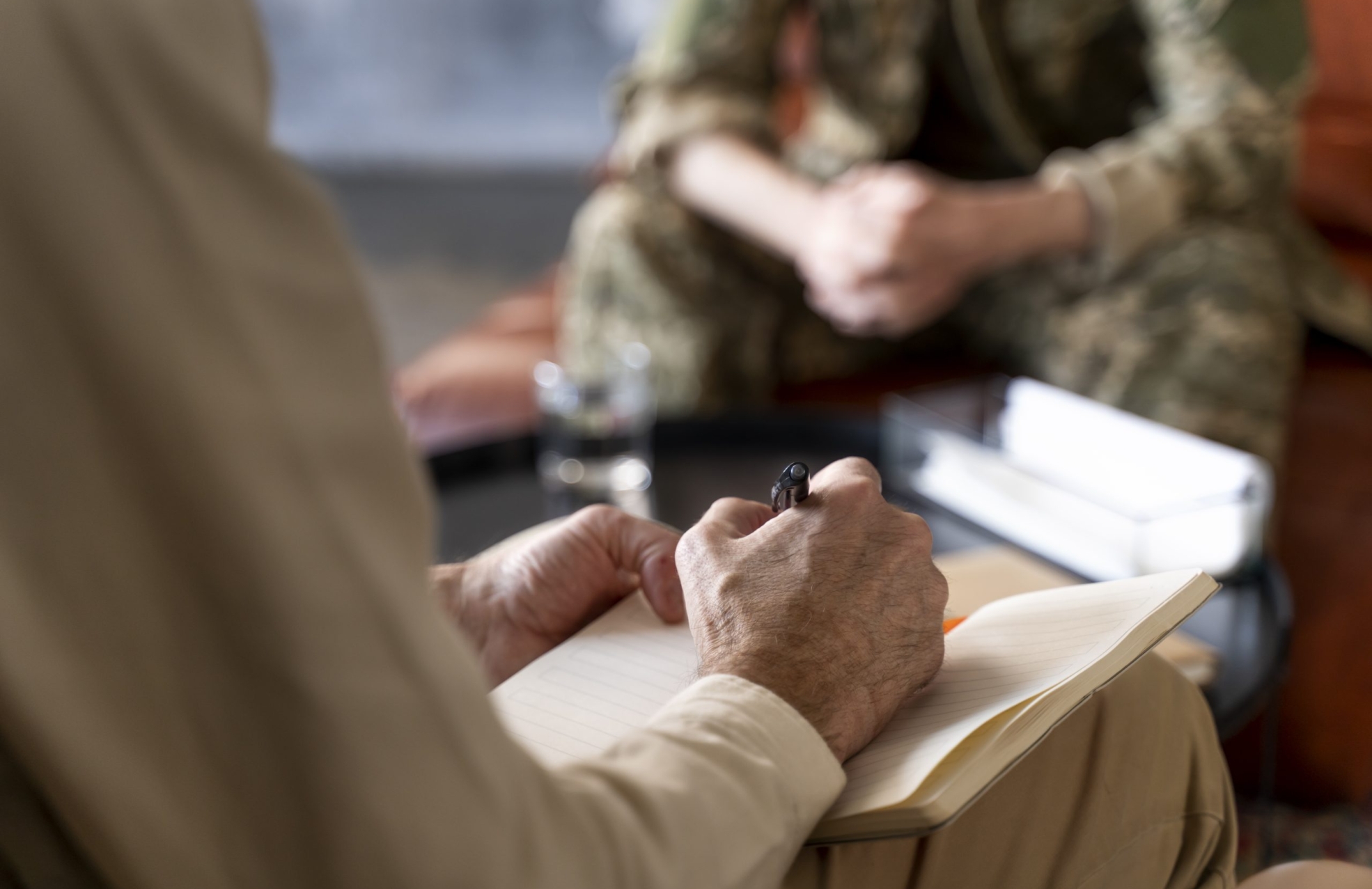 militar-que-sufre-de-ptsd-con-sesion-de-psicologo
