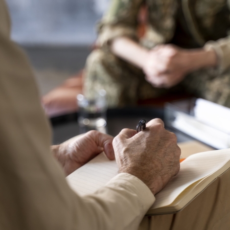 militar-que-sufre-de-ptsd-con-sesion-de-psicologo