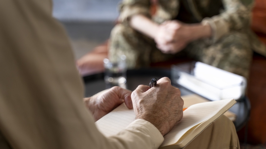 militar-que-sufre-de-ptsd-con-sesion-de-psicologo