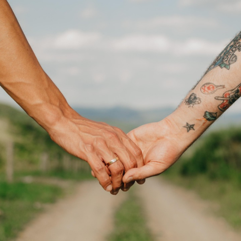 pareja-tomada-de-manos