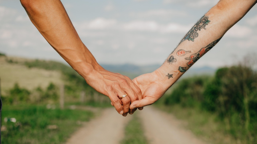 pareja-tomada-de-manos