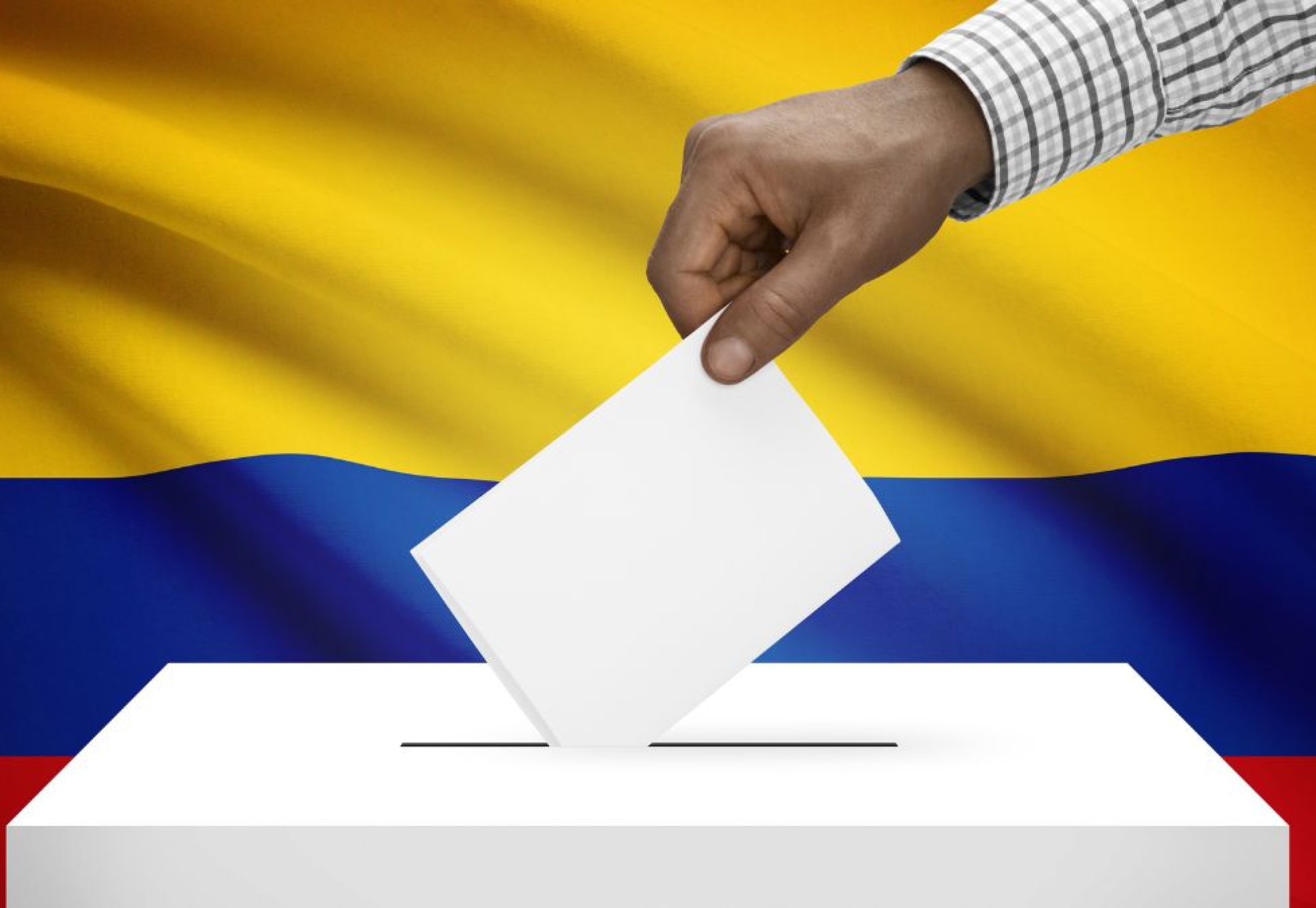Persona votando en Colombia