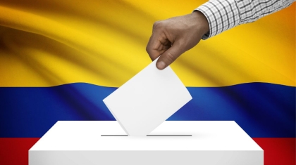 Persona votando en Colombia