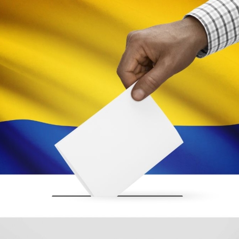 Persona votando en Colombia