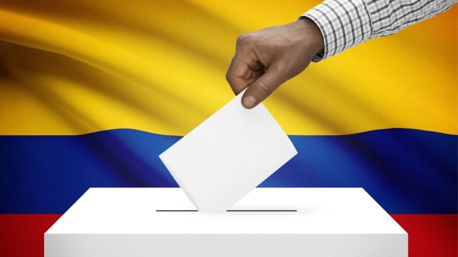 Persona votando en Colombia